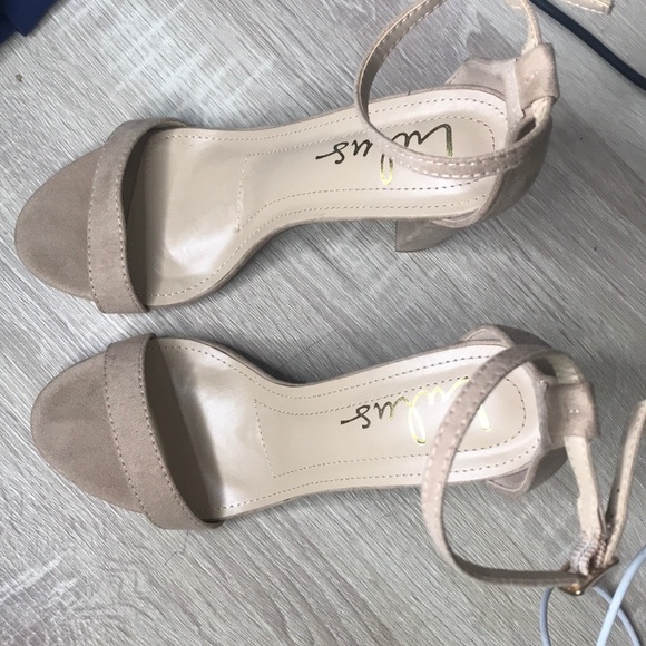 LULUs nude heals - Picture 2 of 5